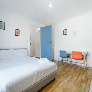 Guest house Great In Stepney Station - 12, London